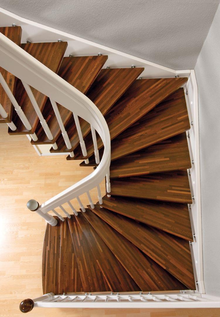 Holztreppe Villa halbgewendelte Systemtreppe Treppengeländer mit weiss lackiertem Handlauf und Postenkopf